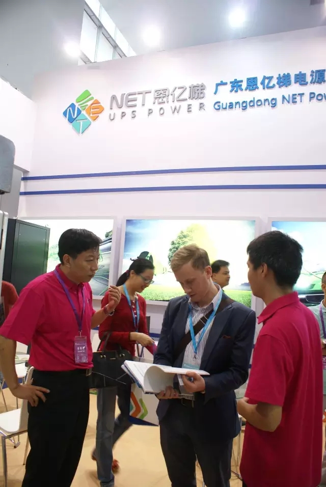 恩億梯銷售人員接待國(guó)外客戶 恩億梯銷售人員接待國(guó)外客戶